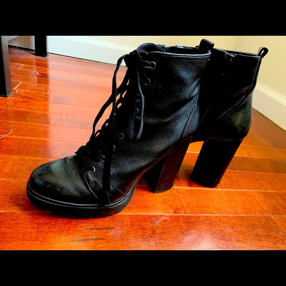 Steve Madden 8M Lace up booties Laurie